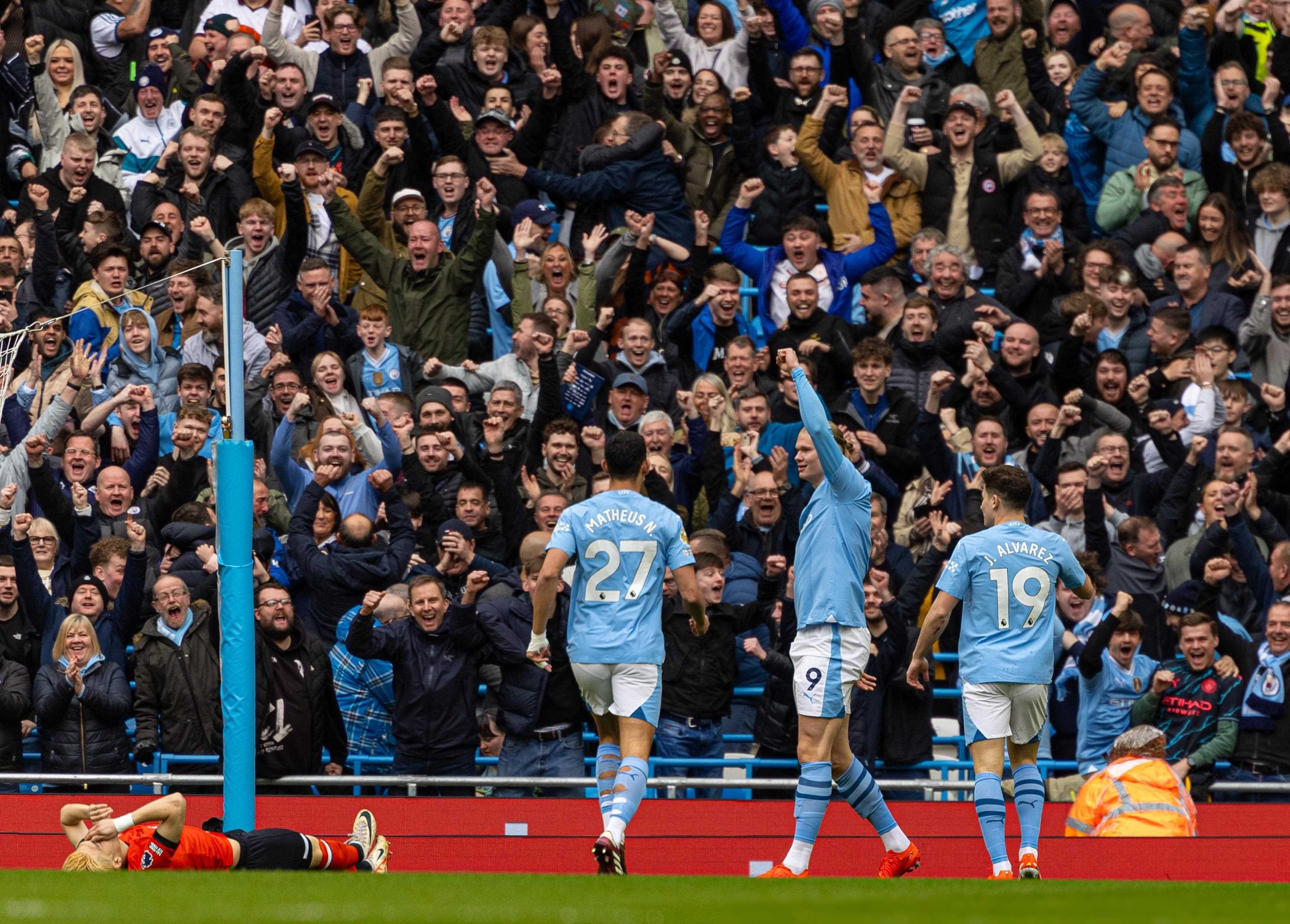 曼联主场大胜对手,豪取英超联赛领先优势 曼联主场大胜对手,豪取英超联赛领先优势